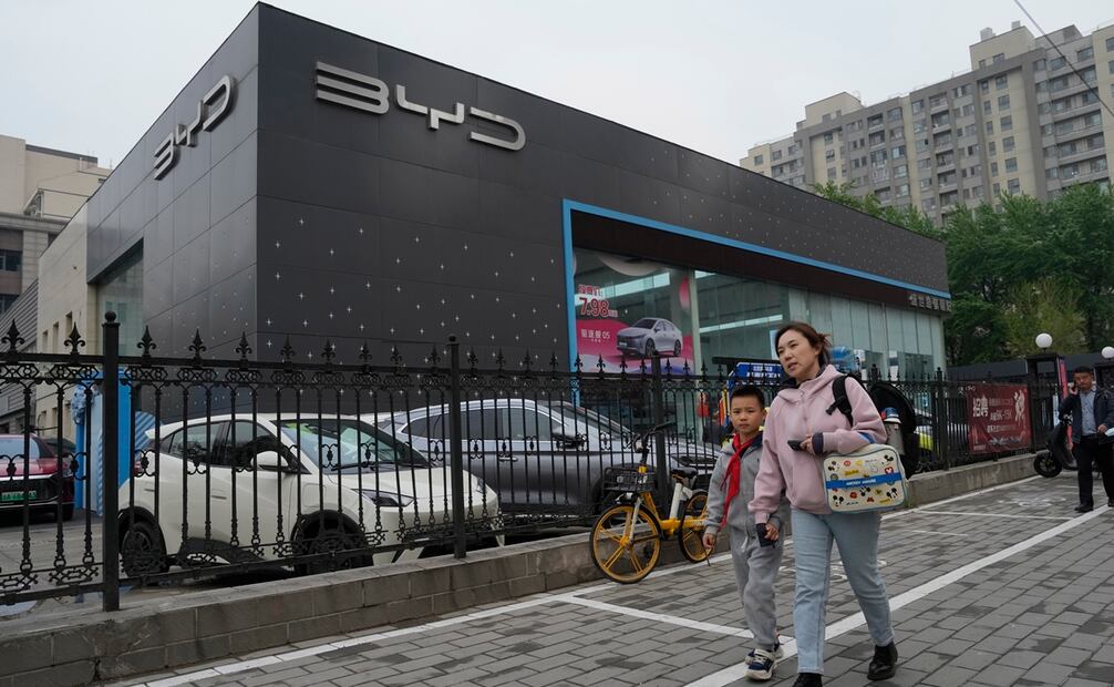 Las nuevas reglas imponen a los fabricantes de autos no recurrir a ningún equipo o software de proveedores "que tengan un vínculo suficiente con China o Rusia". Foto: AP/Ng Han Guan
