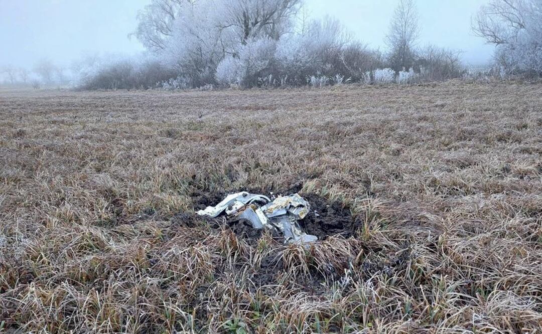 Esta imagen facilitada por el Ministerio del Interior de Moldavia muestra los restos de un misil en un campo en el poblado de Larga norte de Moldavia. Foto: AP