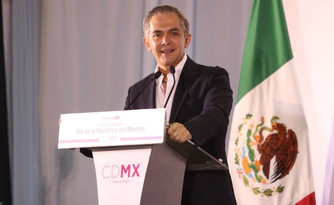 Miguel Ángel Mancera encabezó un evento por el Día del Maestro (Foto: Twitter @ManceraMiguelMX)