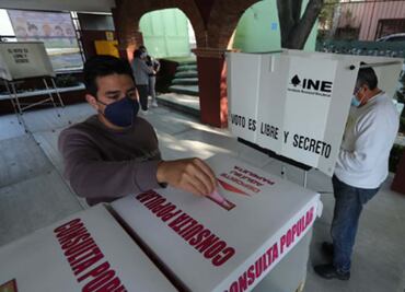 Adultos mayores y jóvenes acuden a votar en Edomex en consulta sobre juicio a expresidentes