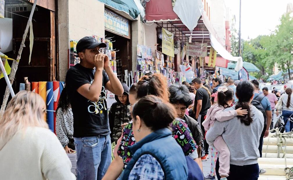 Comerciantes dijeron que aún están bajas las ventas, pero que esperan aumentarlas cuando llegue la quincena. Foto: Benjamin Becerril / EL UNIVERSAL