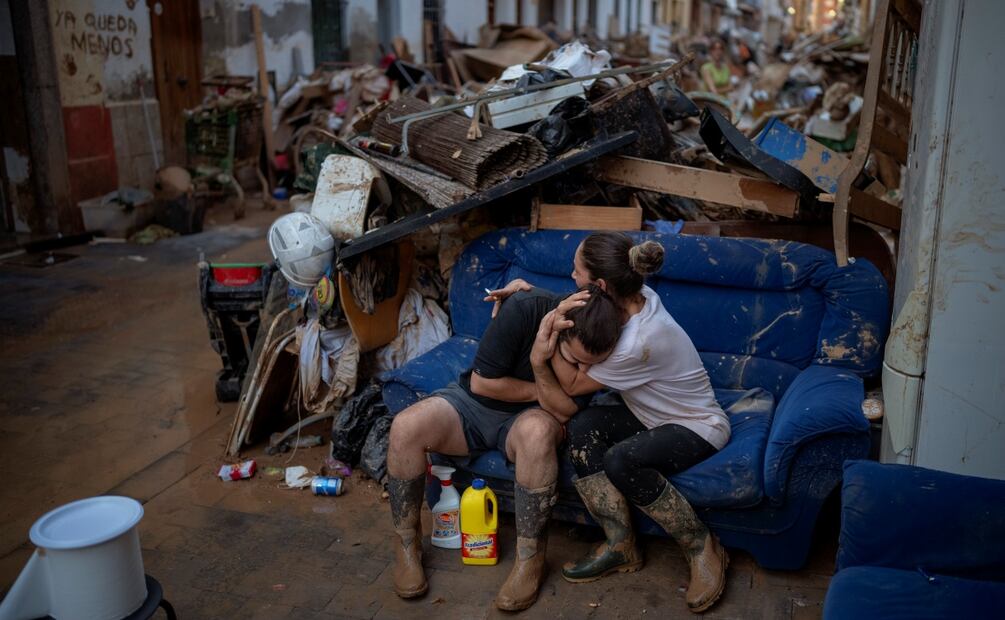 Tania abraza a su cuñado Baruc tras rescatar algunas de sus pertenencias de su casa inundada en Paiporta, cerca de Valencia, España. Foto: AP