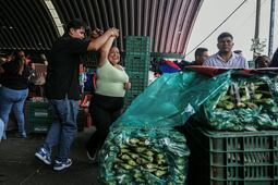 Con música y baile, comerciantes y clientes festejan el 39 aniversario del Mercado de Flores y Hortalizas de la Central de Abastos en Iztapalapa
