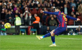 Robert Lewandowski falla penalti "a lo Chicharito; el delantero del Barcelona erró de manera increíble contra el Atleti