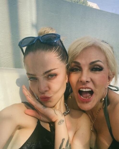 Olivia Collins y su hija ¡parecen hermanas!; se divierten en piscina y levantan suspiros