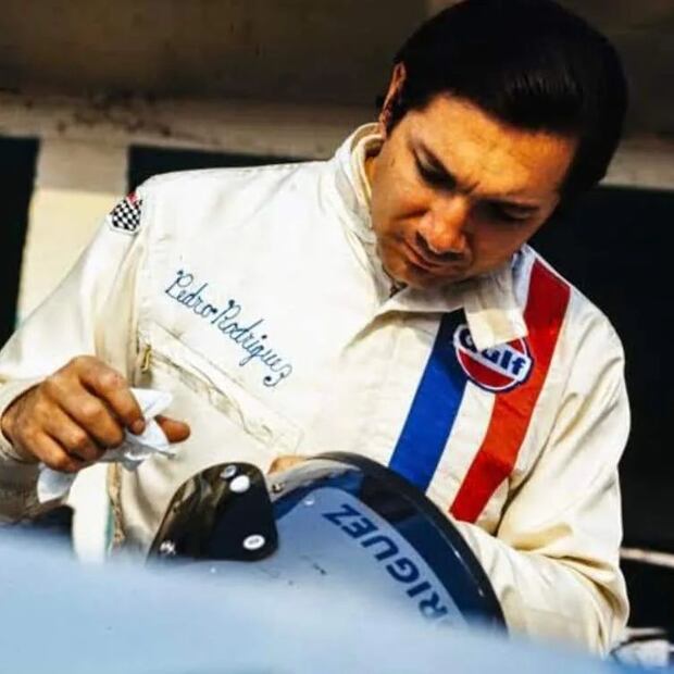 Pedro Rodríguez limpiando su casco - Foto: @pedrorodriguezdelavega en Instagram