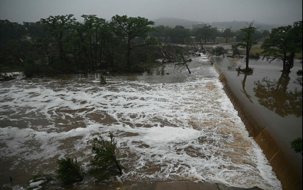 Imagen de la inundación causada por una crecida repentina en el río Guadalupe en Kerrville, Texas, el 5 de julio de 2025. Rescatistas buscan al menos a 20 niñas desaparecidas de un campamento de verano que se encontraba junto al río. Foto: AFP
