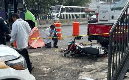 Muere un hombre tras choque de motocicleta en la entrada a Santa Fe; mujer y menor resultan lesionadas 