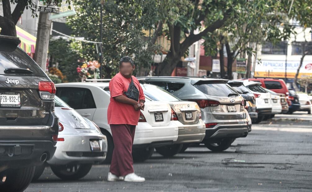 Desde 25 hasta 200 pesos es lo que puede llegar a cobrar un franelero en las calles de la alcaldía Cuauhtémoc. Foto: Gabriel Pano/EL UNIVERSAL