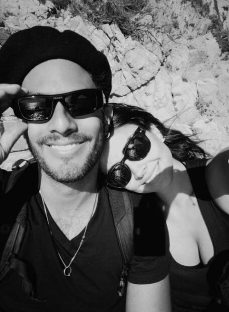 El actor Hugo Catalán está de luto; su novia Claudia Martín lo conforta