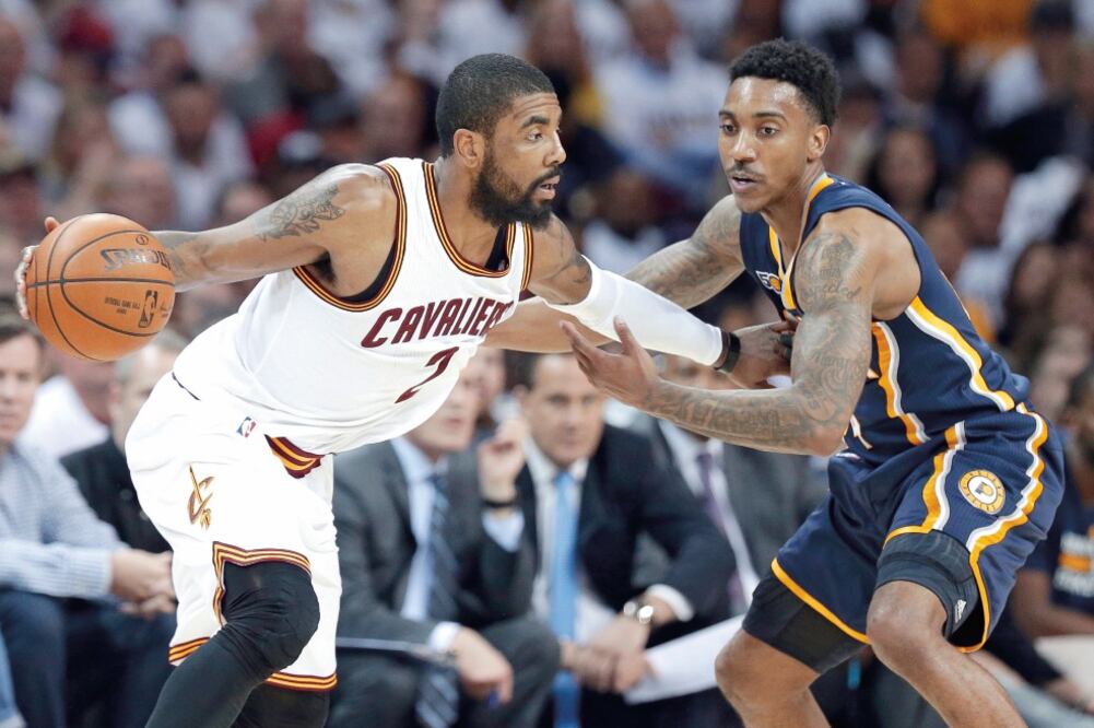 Kyrie Irving (2) aportó 37 puntos para los Cavs. (TONY DEJAK. AP)