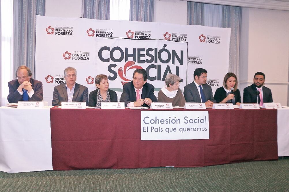 Rogelio Gómez Hermosillo (al centro, de corbata roja) presidió la presentación de la propuesta de las organizaciones de la sociedad civil (HÉCTOR ALFARO. OBTURADOR)