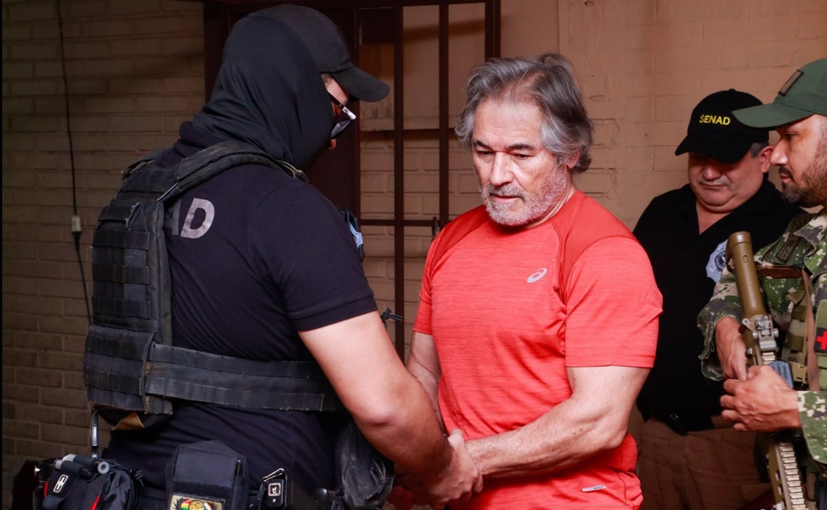 El presunto líder de la organización criminal “La Barredora”, Hernán Bermúdez Requena es trasladado a México, tras ser expulsado de Paraguay, el 17 de septiembre de 2025. Foto: Especial