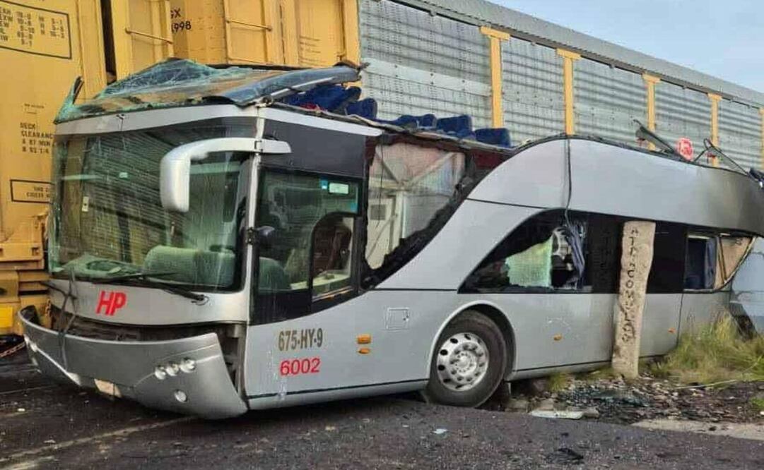 Tren en Atlacomulco embiste a autobús de pasajeros; reportan 8 muertos y 45 lesionados. Foto: Especial