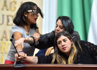 VIDEO: Con insultos y arañazos, diputadas locales de Morena y PAN se pelean por un micrófono