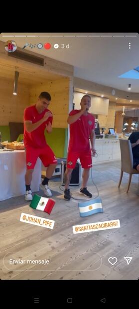 Johan Vásquez presume sus dotes de cantante en concentración del Cremonese