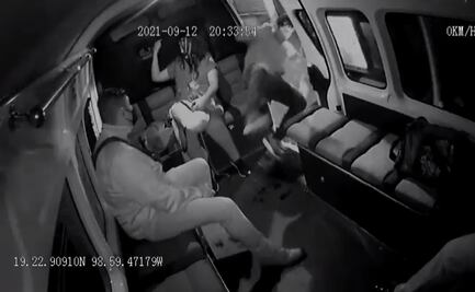Video. "¡Francisco!" Pasajero cae de combi en Neza al quedarse dormido
