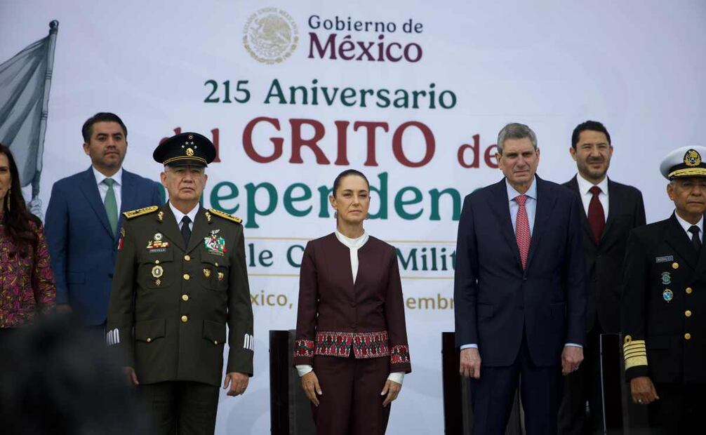 La presidenta Claudia Sheinbaum Pardo encabeza el Pase de Revista durante el Desfile Cívico Militar por el 215 Aniversario del Grito de Independencia de México. Foto Hugo Salvador / EL UNIVERSAL