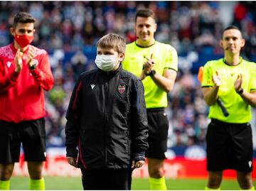 Niño ucraniano que huyó de la guerra realizó el saque de honor en partido del Levante
