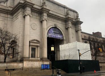 Desmantelan la controvertida estatua de Roosevelt en Nueva York