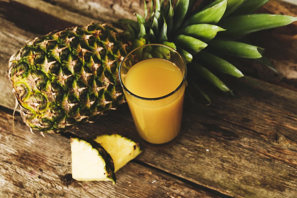 El jugo de piña tiene múltiples nutrientes para el bienestar del cuerpo. Foto: Freepik