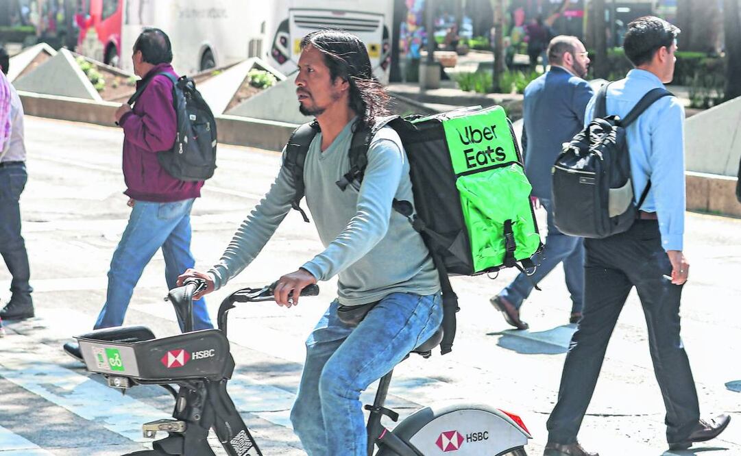 Los repartidores de comida trabajan contra el tiempo, porque si tardan mucho pueden perder su propina o su calificación en la aplicación. Foto: Gabriel Pano / EL UNIVERSAL