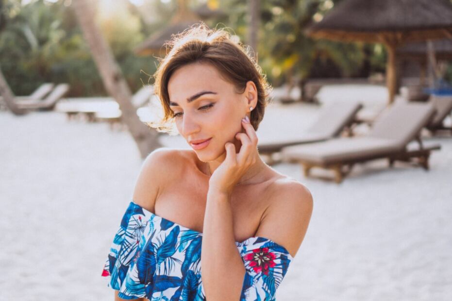 Apuesta por perfumes sin alcohol o de bruma ligera para cuidar tu piel del sol. Foto: Freepik