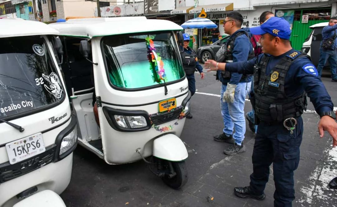 Remiten ocho mototaxis y siete operadores al Juez Cívico por obstrucción de la vía pública en Iztapalapa.
Foto: Especial.