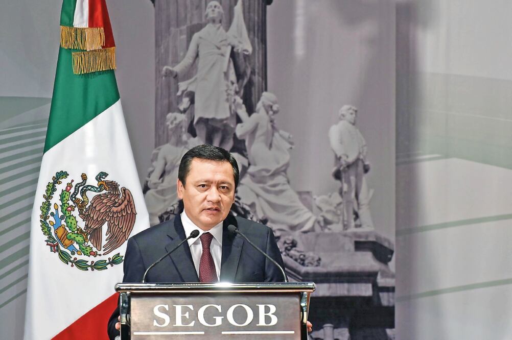 El secretario de Gobernación, Miguel Ángel Osorio Chong, fustigó a quienes de inmediato señalan los excesos de las instituciones de seguridad (ARCHIVO EL UNIVERSAL)