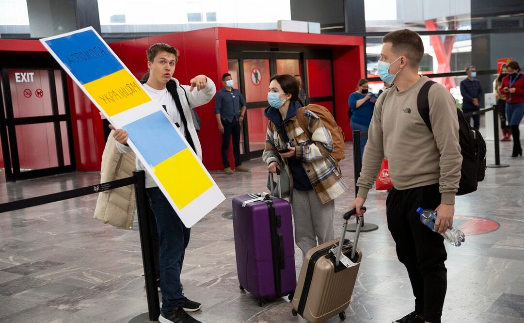 Un grupo de voluntarios cristianos llegó al aeropuerto de Tijuana para recibir a decenas de migrantes desplazados por la guerra entre Ucrania y Rusia. Foto: Aimee Melo / EL UNIVERSAL