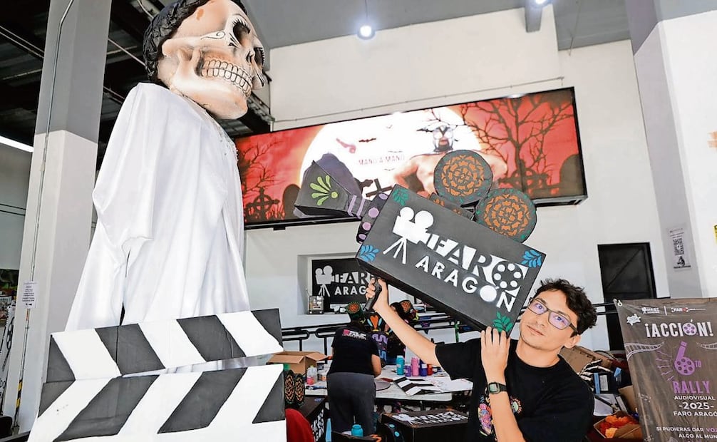 Talleristas de FARO Aragón trabajan en cartonería con forma de cámaras de video y fotográficas, claquetas y micrófonos, para representar “el fuerte” de este espacio: las artes audiovisuales. Foto: Diego Simón Sánchez / EL UNIVERSAL