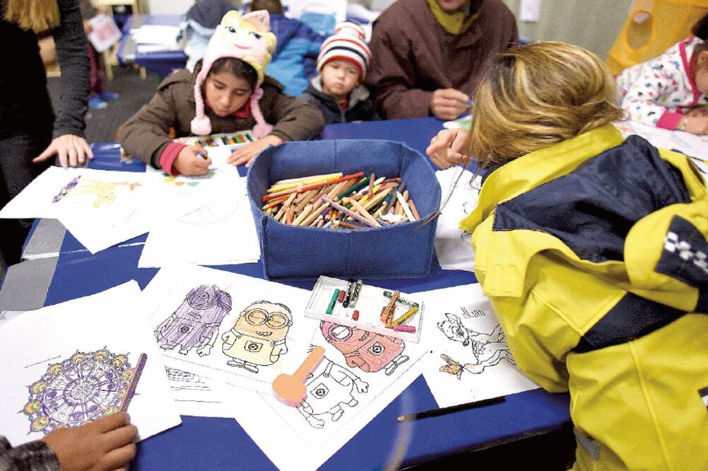 Niños migrantes en un campo de refugiados en Celle, Baja Sajonia, Alemania. La policía germana reclamó ayer la construcción de una valla en la frontera del país para poder controlar el flujo de indocumentados (FABIAN BIMMER. REUTERS)