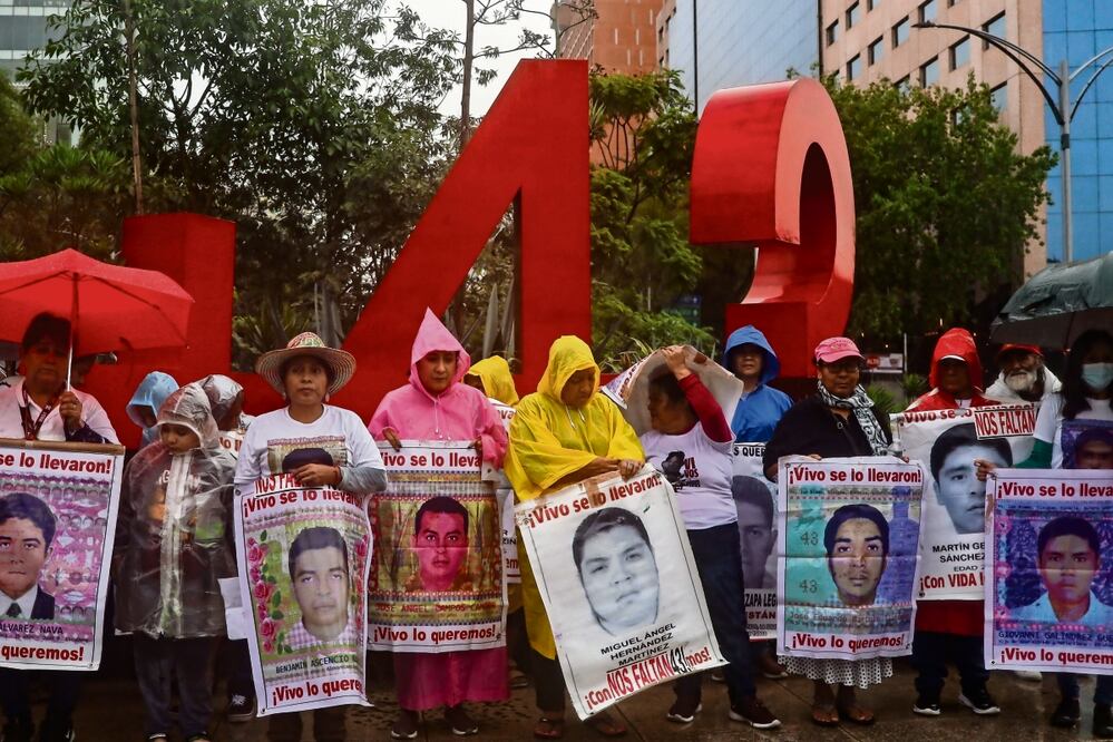 Padres de los 43 desaparecidos de Ayotzinapa mostraron tristeza y coraje por desconocer la verdad y el incumplimiento de la palabra del Presidente. Foto: Hugo Salvador / El Universal