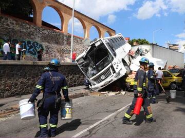 Tráiler se queda sin frenos y se lleva a su paso a 22 vehículos en la México-Querétaro