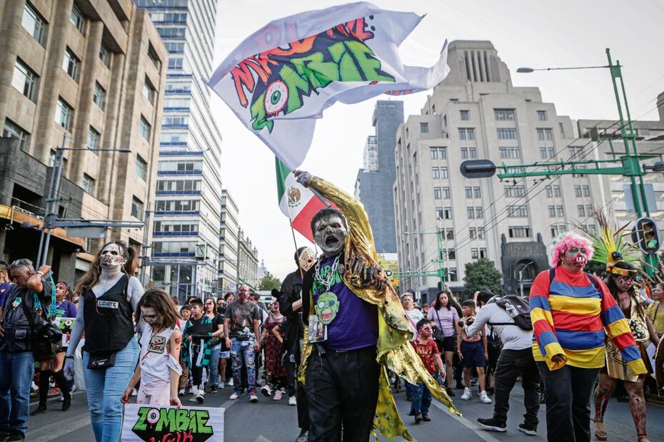 Con el Desfile de Alebrijes Monumentales, al que asistieron 650 mil personas, y la edición número 16 de la Marcha Zombie, iniciaron oficialmente las actividades en la Ciudad de México a propósito del Día de Muertos. Foto: Gabriel Pano