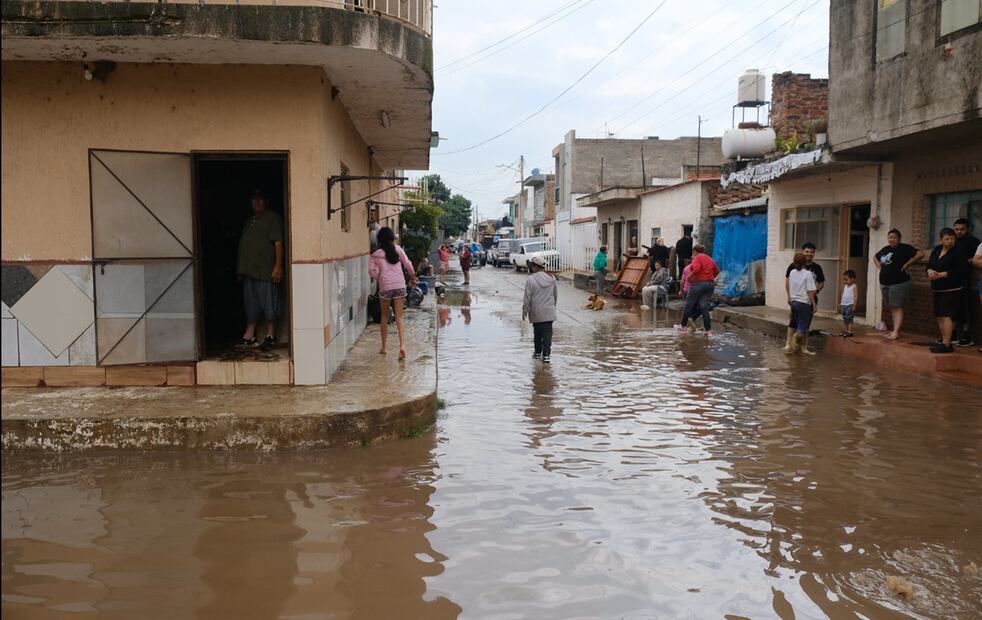 Lugareños caminan por una calle inundada provocada por el desbordamiento del río Tajo, en el municipio de Tototlán, el lunes 29 de septiembre de 2025. Foto: especial