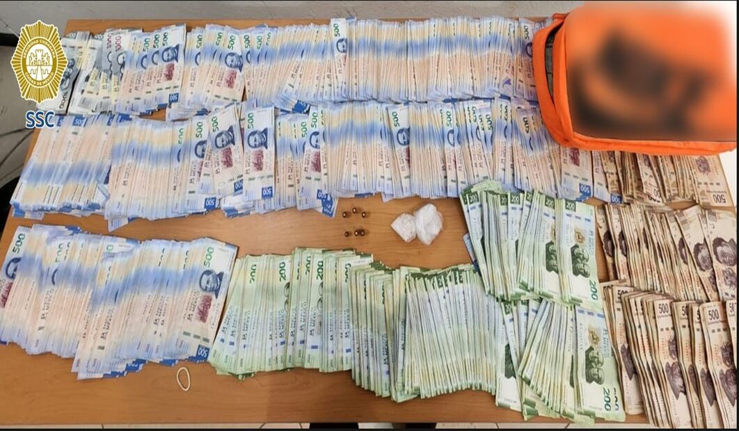 Elementos de la Subsecretaría de Control de Tránsito de la Secretaría de Seguridad Ciudadana hallaron un millón de pesos a un motociclista que detuvieron por circular sin casco protector en la alcaldía Gustavo A. Madero. Foto: especial