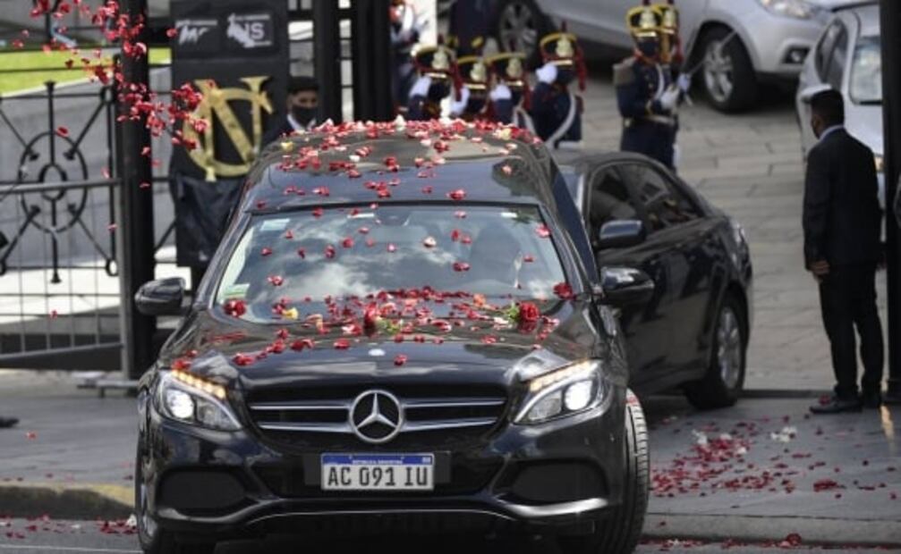 Trasladan cuerpo de expresidente Carlos Menem a cementerio islámico de Buenos Aires