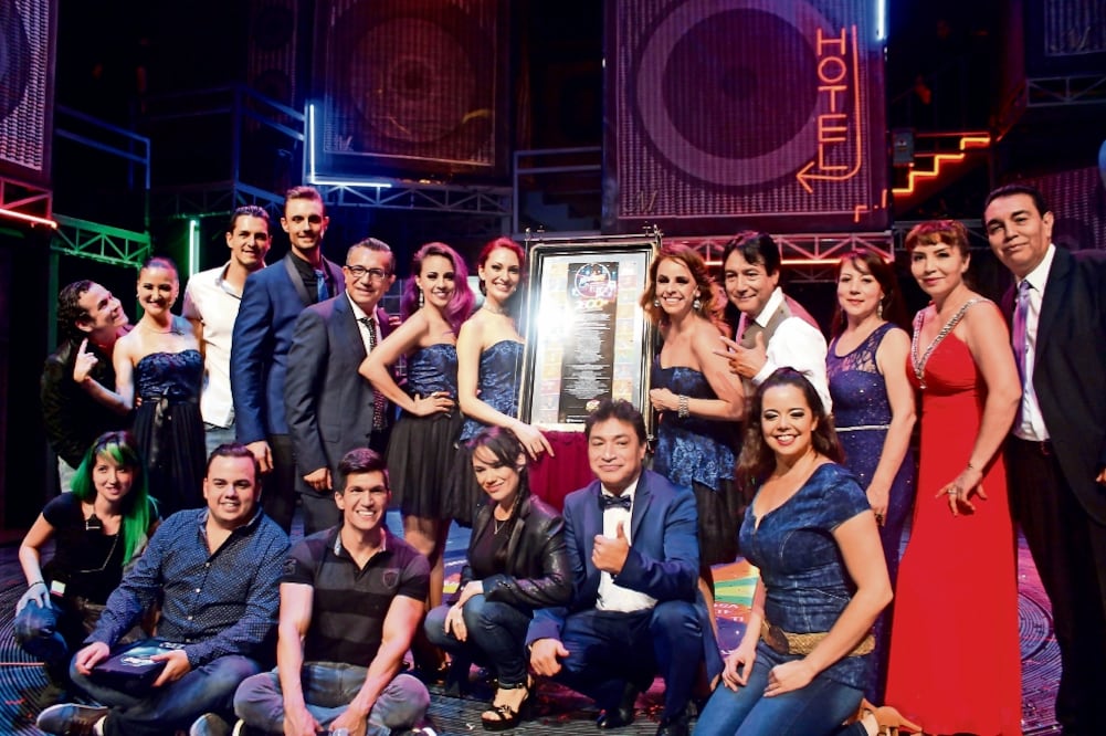 Mentiras devela placa a ritmo de Ángeles (CORTESÍA OCESA)