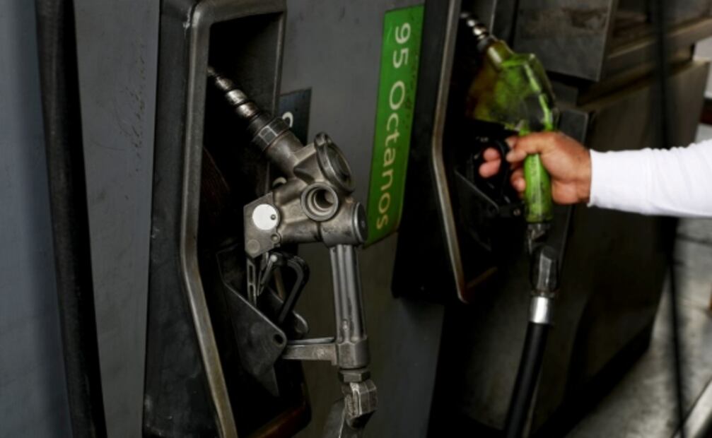 Venezolanos esperan hasta 24 horas en filas para cargar combustible
