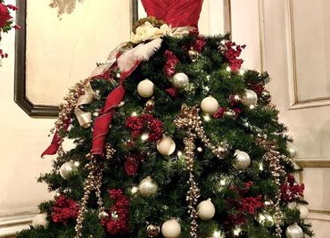 La nueva tendencia navideña viene en forma de maniquíes con vestido de árbol de Navidad