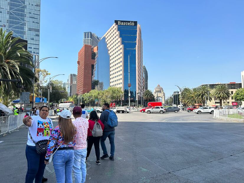 Completamente cerrada al paso vehicular la Av. Juárez, iniciando la llegada de los asistentes que comienzan a ocupar lugares del recorrido. Foto: Ivan Montaño / EL UNIVERSAL