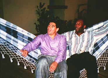 Pelé empresario; O Rei intentó llevar a Diego Maradona al Santos de Brasil