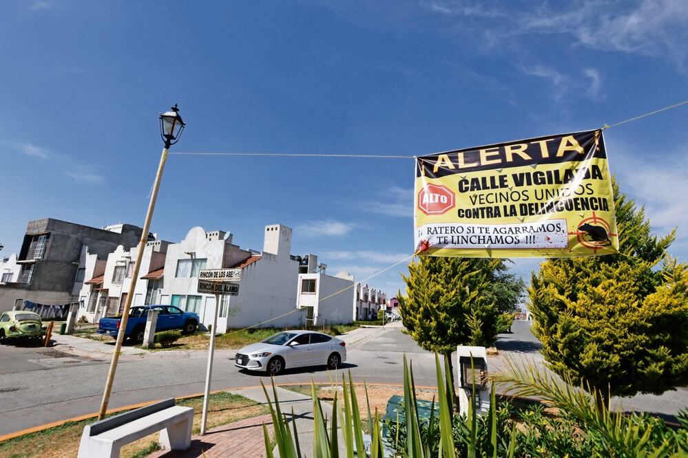 Vecinos del fraccionamiento Rincón del Álamo advierten que tomarán acciones si encuentran a una persona cometiendo un delito. Foto: de Jorge Alvarado. El Universal