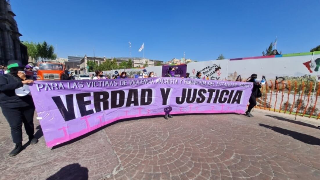 Protestan familiares de víctimas de feminicidio frente al palacio de gobierno del Edomex 