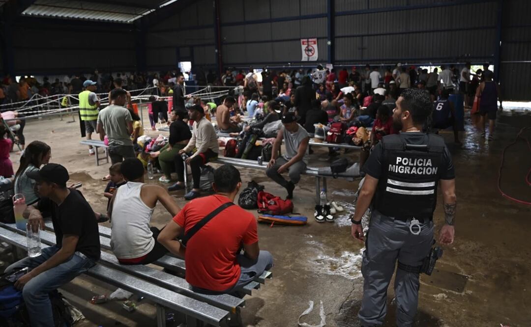 Migrantes de Venezuela aguardan un transporte para seguir en su viaje hacia Nicaragua y posteriormente hacia Estados Unidos, en el Centro de Atención Temporal de Migrantes, en Paso Canoas, Costa Rica. Foto: AP