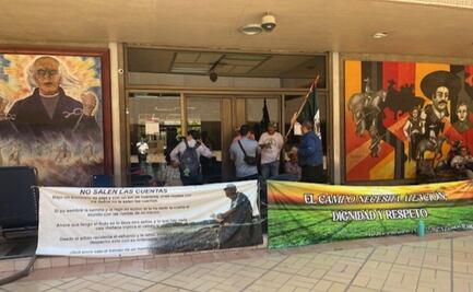 Con cadenas y barricadas humanas, productores de maíz mantienen bloqueo del Palacio de Gobierno en Culiacán; exigen pago de 750 pesos por tonelada