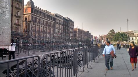 GDF coloca gradas en el Zócalo por visita del Papa