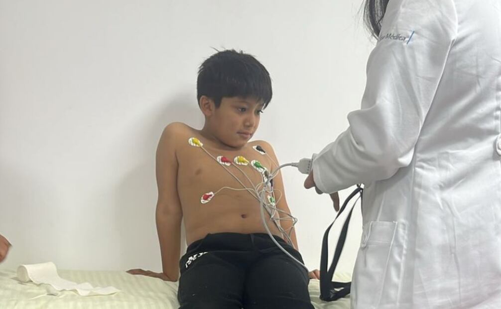 La cita con la cardióloga particular cuesta 800 pesos, pero el monto para monitorear su salud sube a 5 mil 400 cada cuatro meses por los estudios que necesita. FOTO: Cortesía de la familia