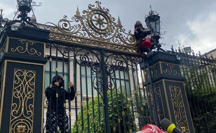 Colectivo feminista protesta en Segob; escalan rejas para exigir audiencia con Rosa Icela Rodríguez por caso de abuso sexual